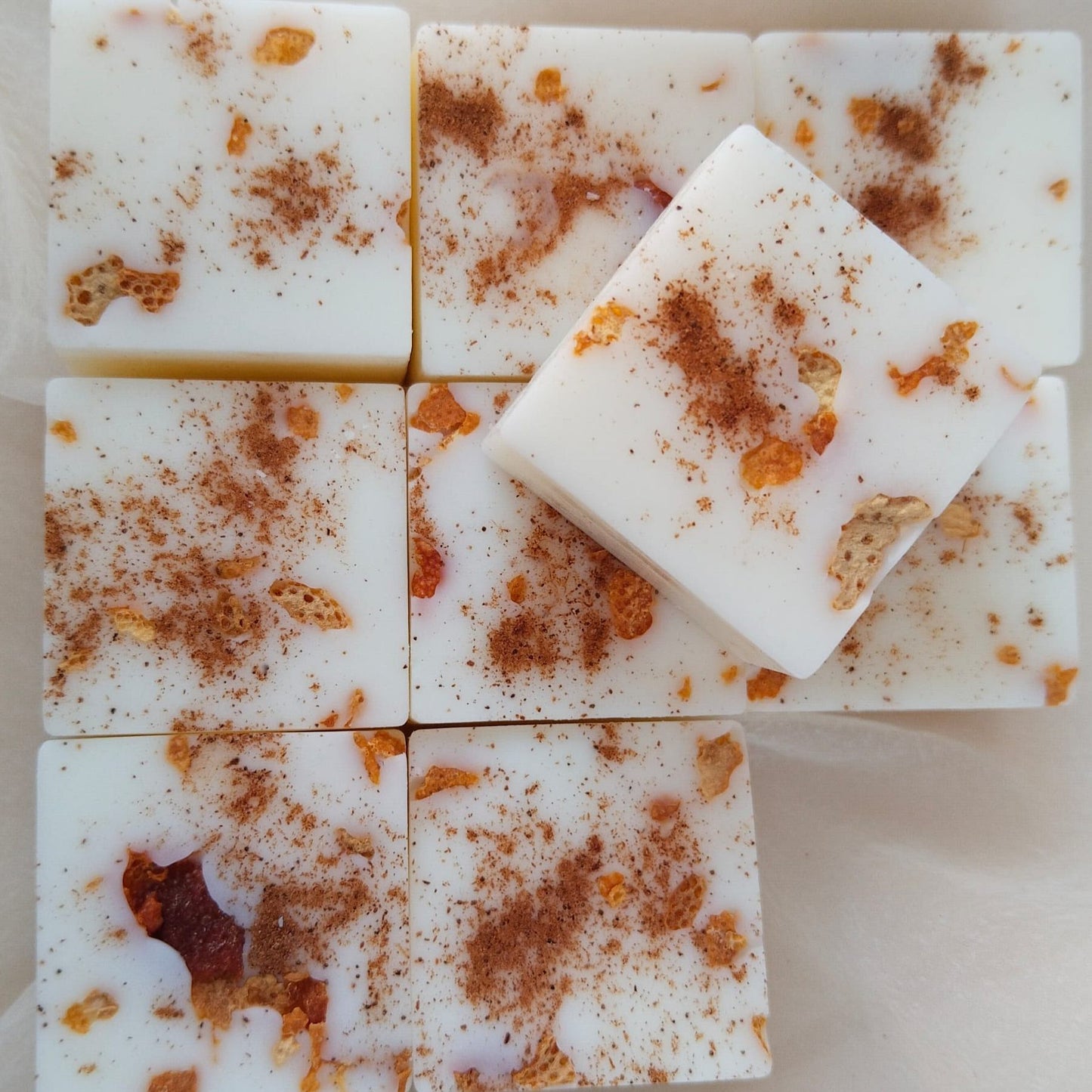 Bombones de cera aromática de soja natural con aroma de naranja y canela. Hechos a mano, veganos y libres de tóxicos. El mejor ambientador para tu hogar.