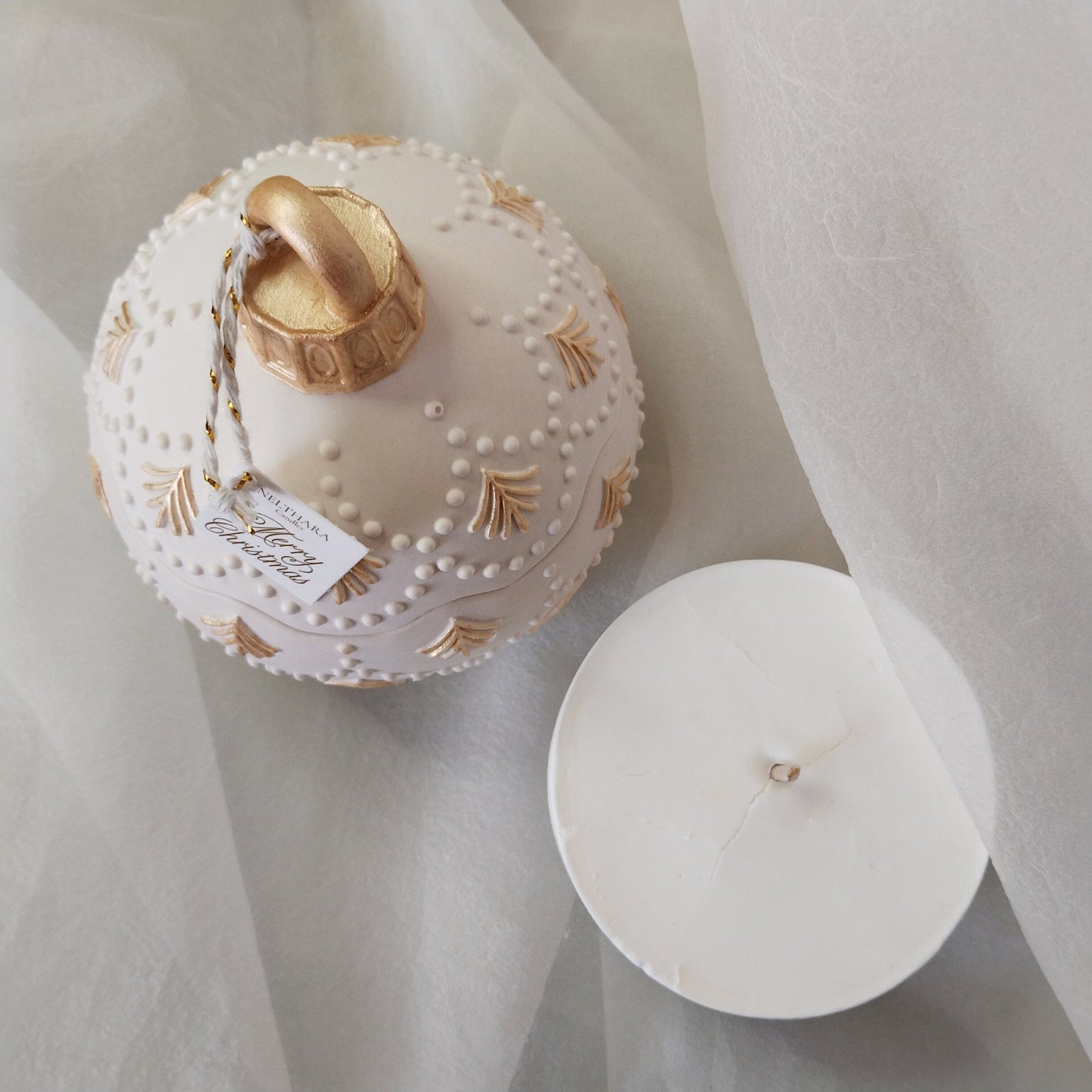 Bola de Navidad con tapa artesanal, creada con resina ecológica y pintada a mano con delicados detalles dorados, dos aromas con recarga de vela. galleta jengibre y bosque nevado