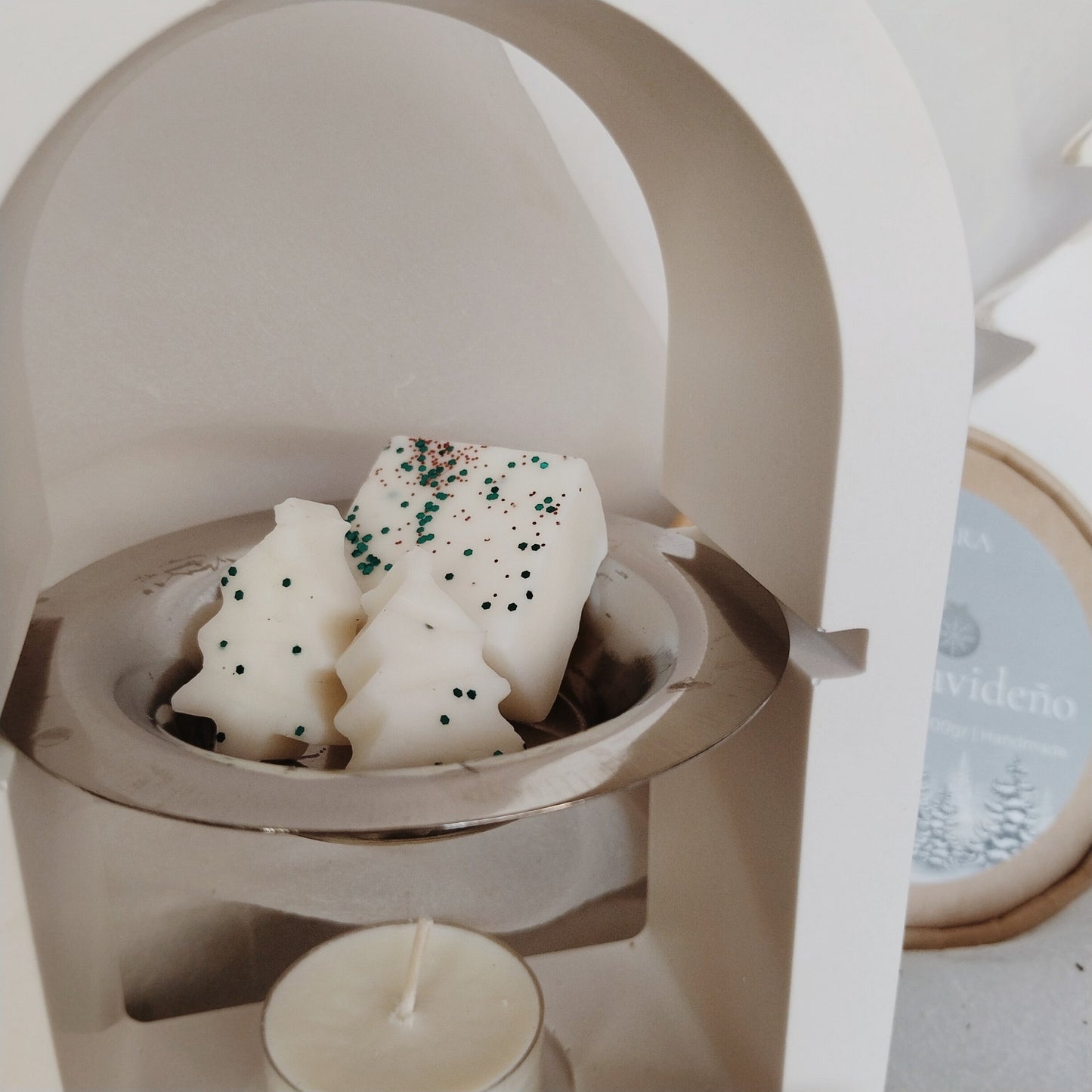 Pack quemador hecho a mano de resina ecológica, elegante y minimalista, más wax melts bosque nevado, aroma fresco a pino, musgo y abeto con menta fría. ideal para regalar estas navidades