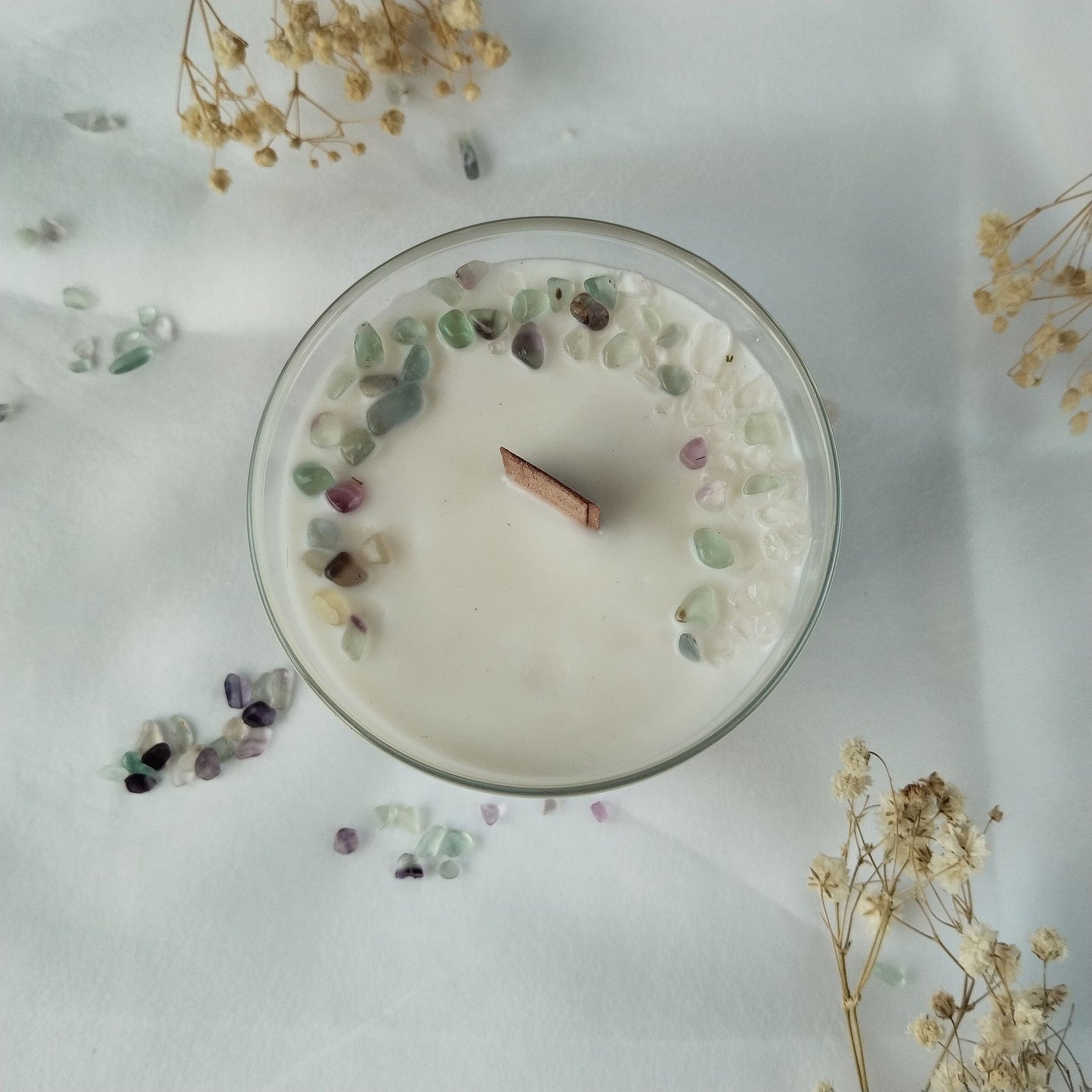 Aroma a limpio esta vela 100% natural de soja, sin ftalatos y vegana con fluorita y cuarzo rosa ayuda a purificar la energía para tu bienestar en el hogar.
