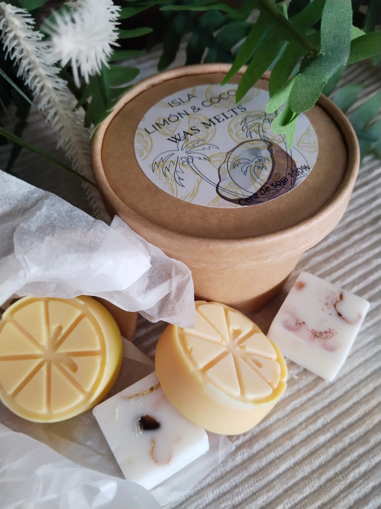 Aroma de coco y limón dulce, cera aromática elaborada con ceras vegetales y colorantes orgánicos.
