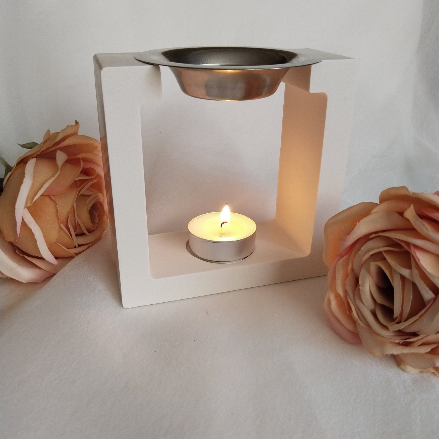 Quemadores de resina ecológica hechos a mano de la mejor calidad, diseño minimalista y elegante para decorar tu hogar con luz y aromas.