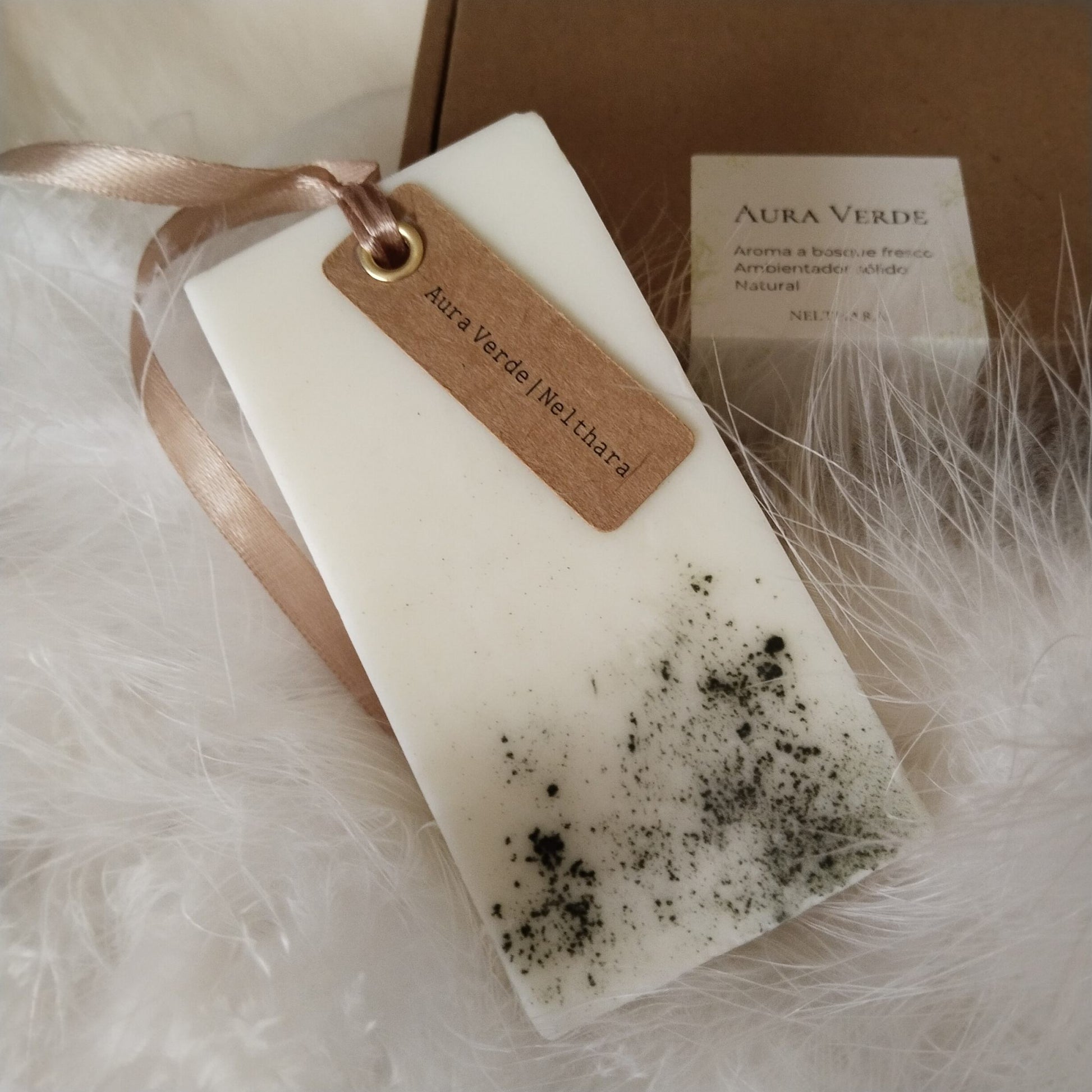 Ambientador sólido de cera de soja Aura Verde con aroma a bosque, pinos y abetos para colgar en el armario.