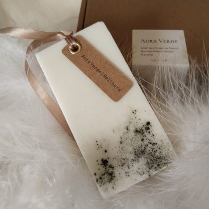 Ambientador sólido de cera de soja Aura Verde con aroma a bosque, pinos y abetos para colgar en el armario.