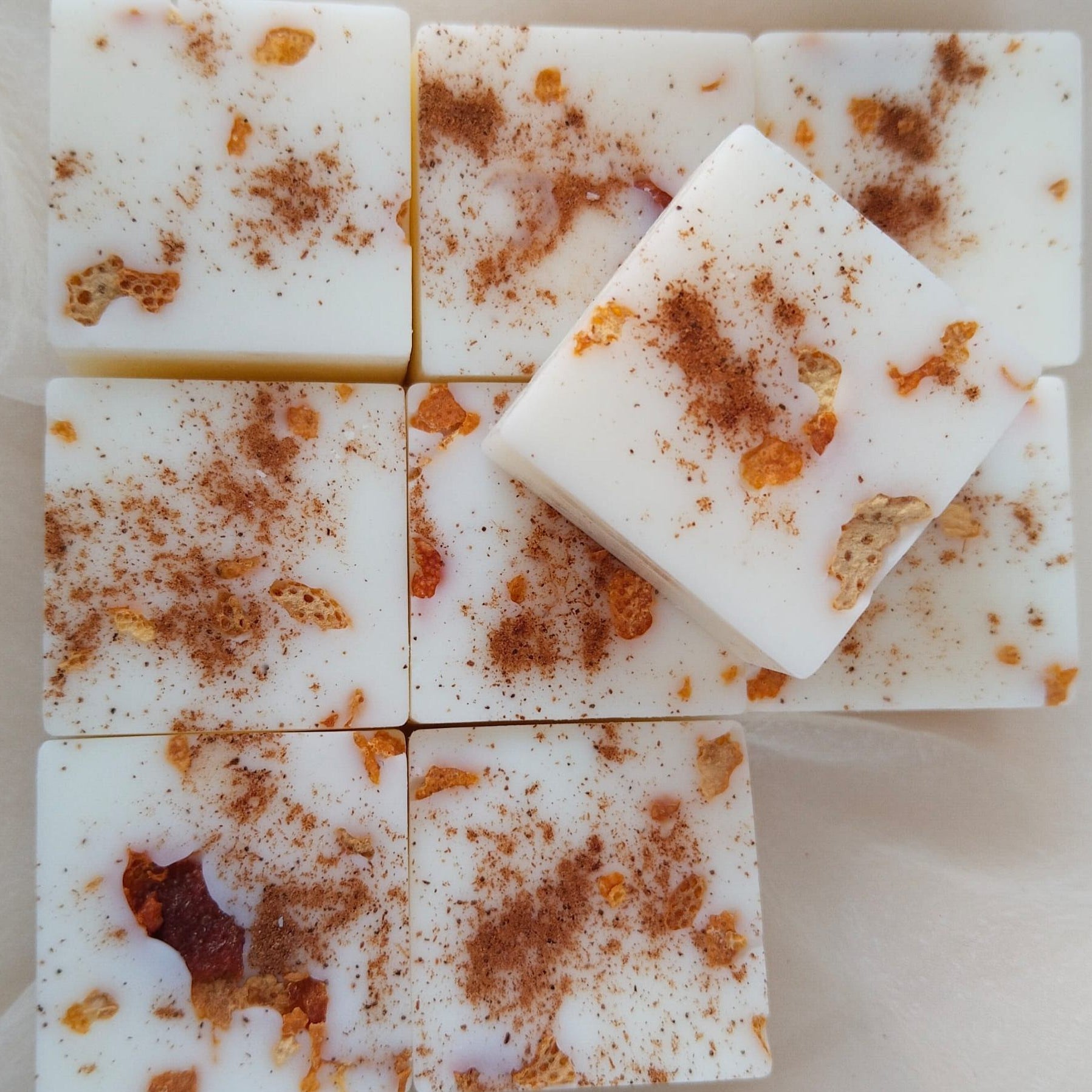 Bombones de cera aromática de soja natural con aroma de naranja y canela. Hechos a mano, veganos y libres de tóxicos. El mejor ambientador para tu hogar.