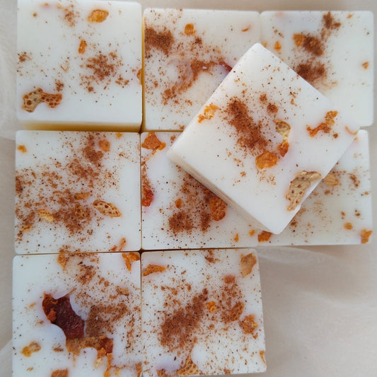 Bombones de cera aromática de soja natural con aroma de naranja y canela. Hechos a mano, veganos y libres de tóxicos. El mejor ambientador para tu hogar.