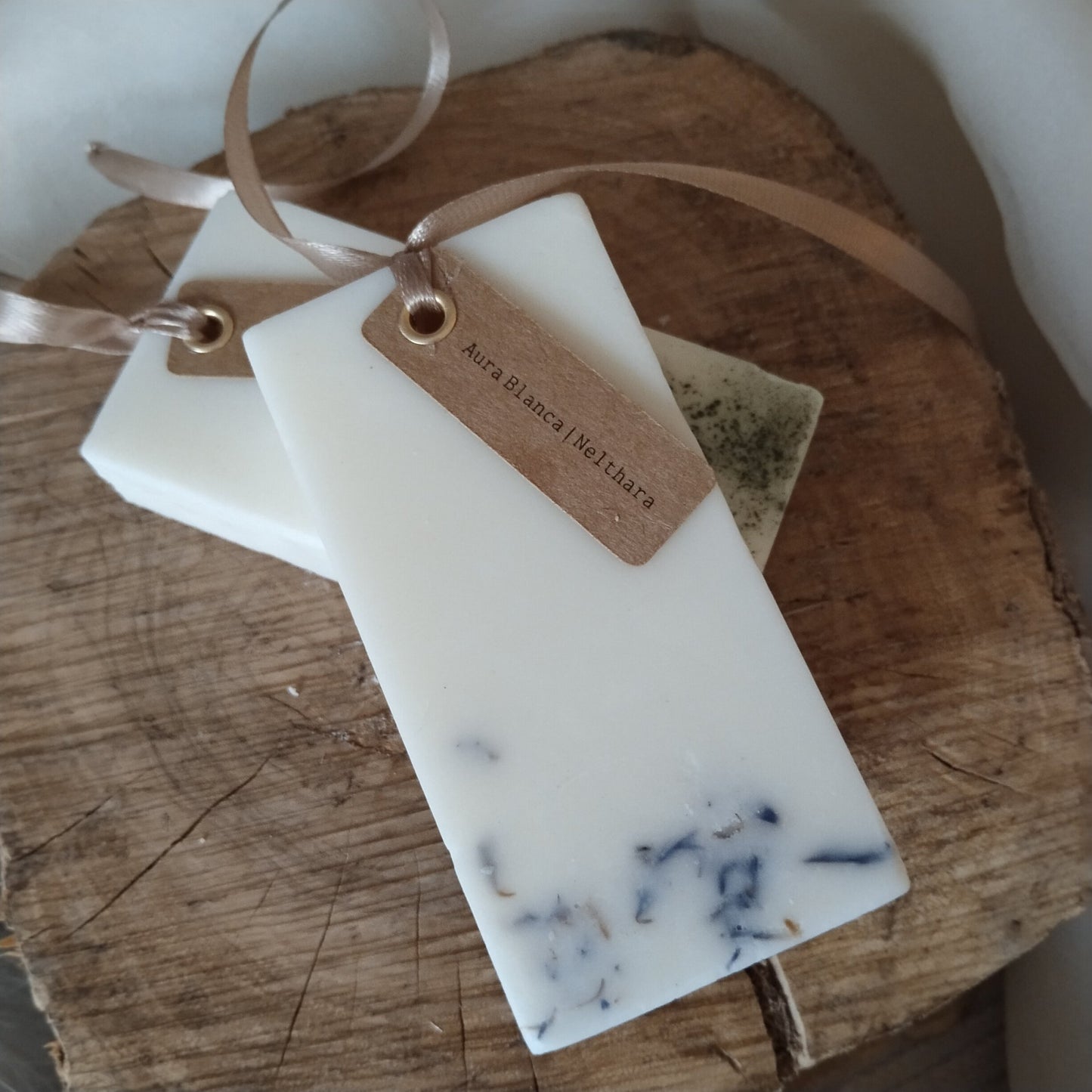 Pack de dos ambientadores sólidos Aura de cera de soja blanca y verde con lazo para colgar en armarios.