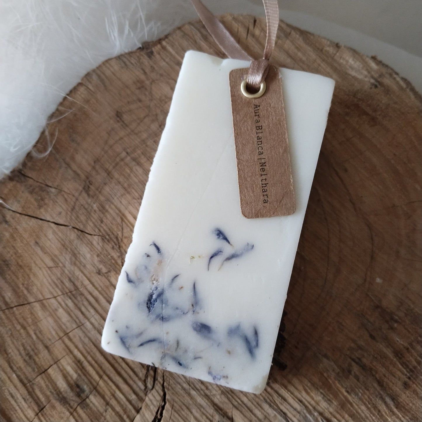Ambientador sólido artesanal Aura Blanca para armarios y cajones de Nelthara, aroma a ropa limpia.