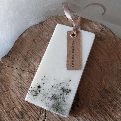 Colgador de cera artesanal de 80g hecho a mano con olor  bosque fresco y menta, ambientador natural de armario sin tóxicos.