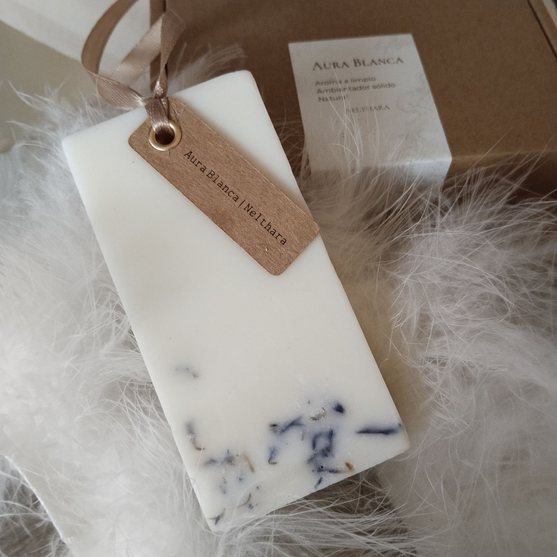 Ambientador sólido de cera de soja Aura Blanca de Nelthara con aroma a ropa limpia y anilla dorada para colgar en armarios.