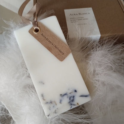 Ambientador sólido de cera de soja Aura Blanca de Nelthara con aroma a ropa limpia y anilla dorada para colgar en armarios.