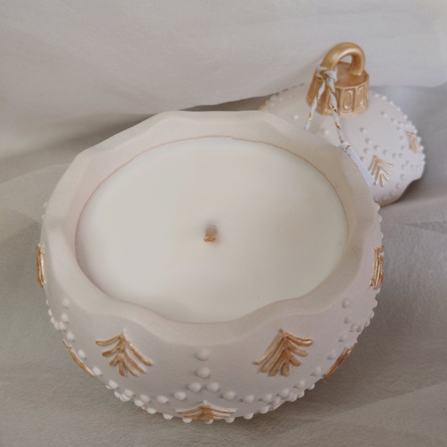 Bola de Navidad artesanal con vela aroma galleta de jengibre. Hecha a mano en resina ecológica. Reutilizable gracias a nuestras velas de reposición.