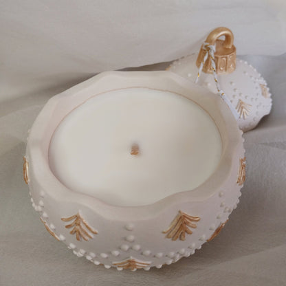 Bola de Navidad artesanal con vela aroma galleta de jengibre. Hecha a mano en resina ecológica. Reutilizable gracias a nuestras velas de reposición.