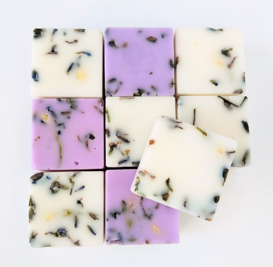 Cera aromática de soja natural en forma de bombones, aroma de lavanda y manzanilla, ideal para relajarse, libre de tóxicos y cruelty-free.