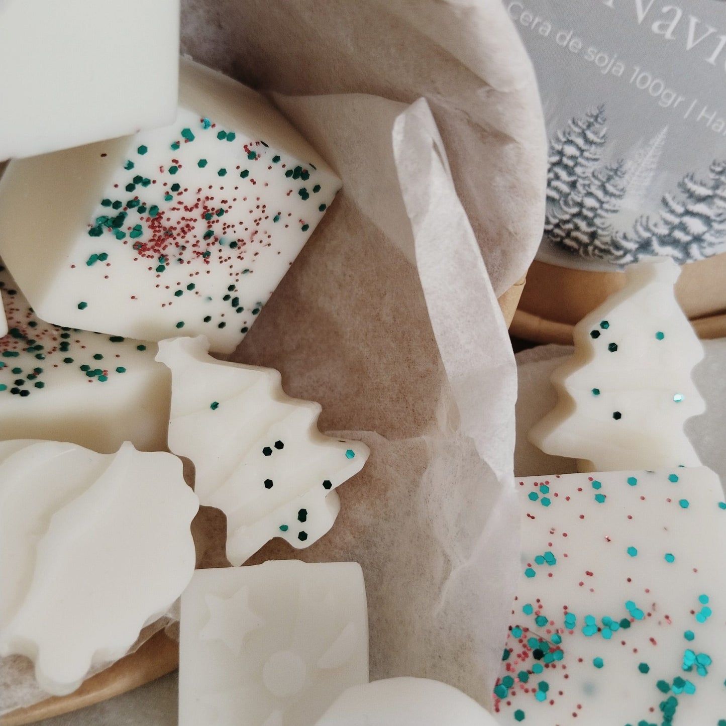 figuras de cera aromática en forma de árbol de navidad, papa noe y bombones con brillos verdes, biodegradable. aromas para el hogar en navidad. wax melts.