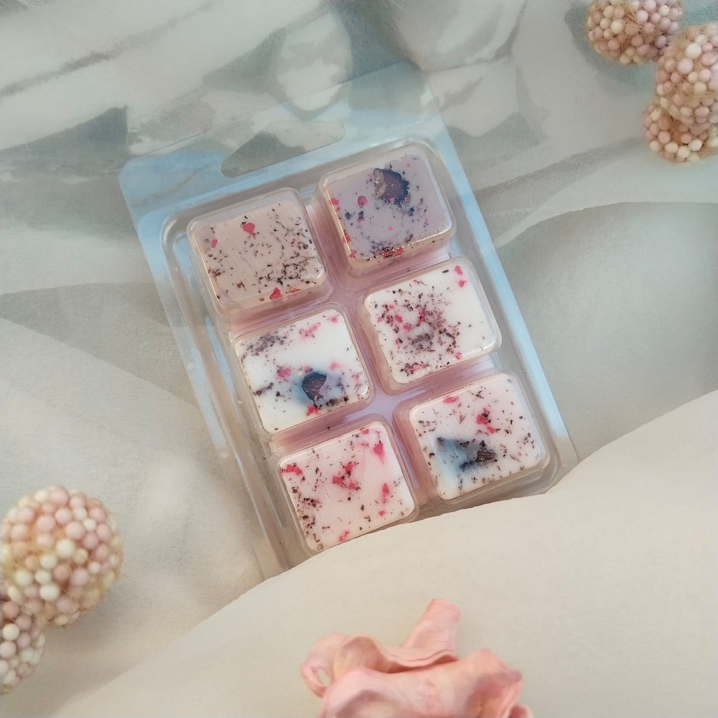 Clamshells, cera aromática de soja natural con colorante orgánico y decorado con rosa en especia y anís estrellado. Fragancia de frambuesa, fresa, caramelo y vainilla.