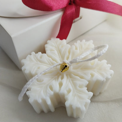 Vela en forma de copo de nieve con cascabel dorado, hecho a mano con ceras naturales de soja y aromas sin tóxicos, preciosa figura navideña para regalar estas Navidades. Aroma Christmas Spirit.