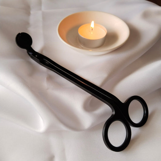 Corta mechas en color negro con diseño elegante para cuidar tus velas, además de ser un bonito complemento en tu hogar.