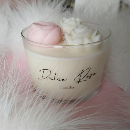 vela aromática de cera de soja con aroma a rosa empolvada y vainilla.