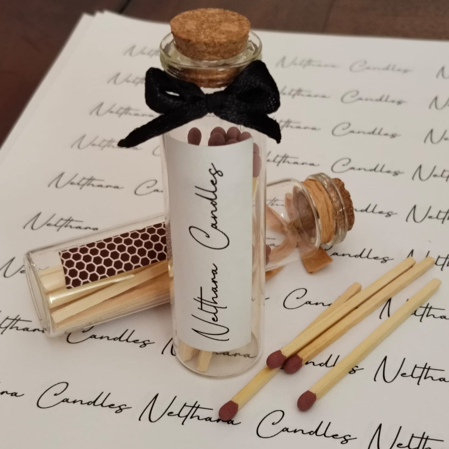 Frasco de vidrio con raspador para cerillas. Una forma elegante de completar tu ritual de velas NELTHARA.