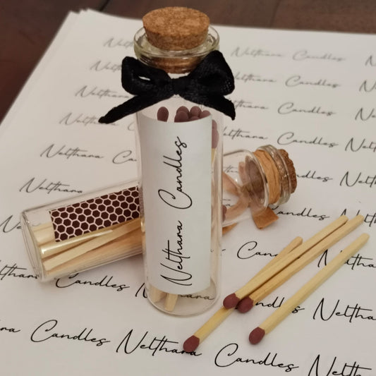 Frasco de vidrio con raspador para cerillas. Una forma elegante de completar tu ritual de velas NELTHARA.