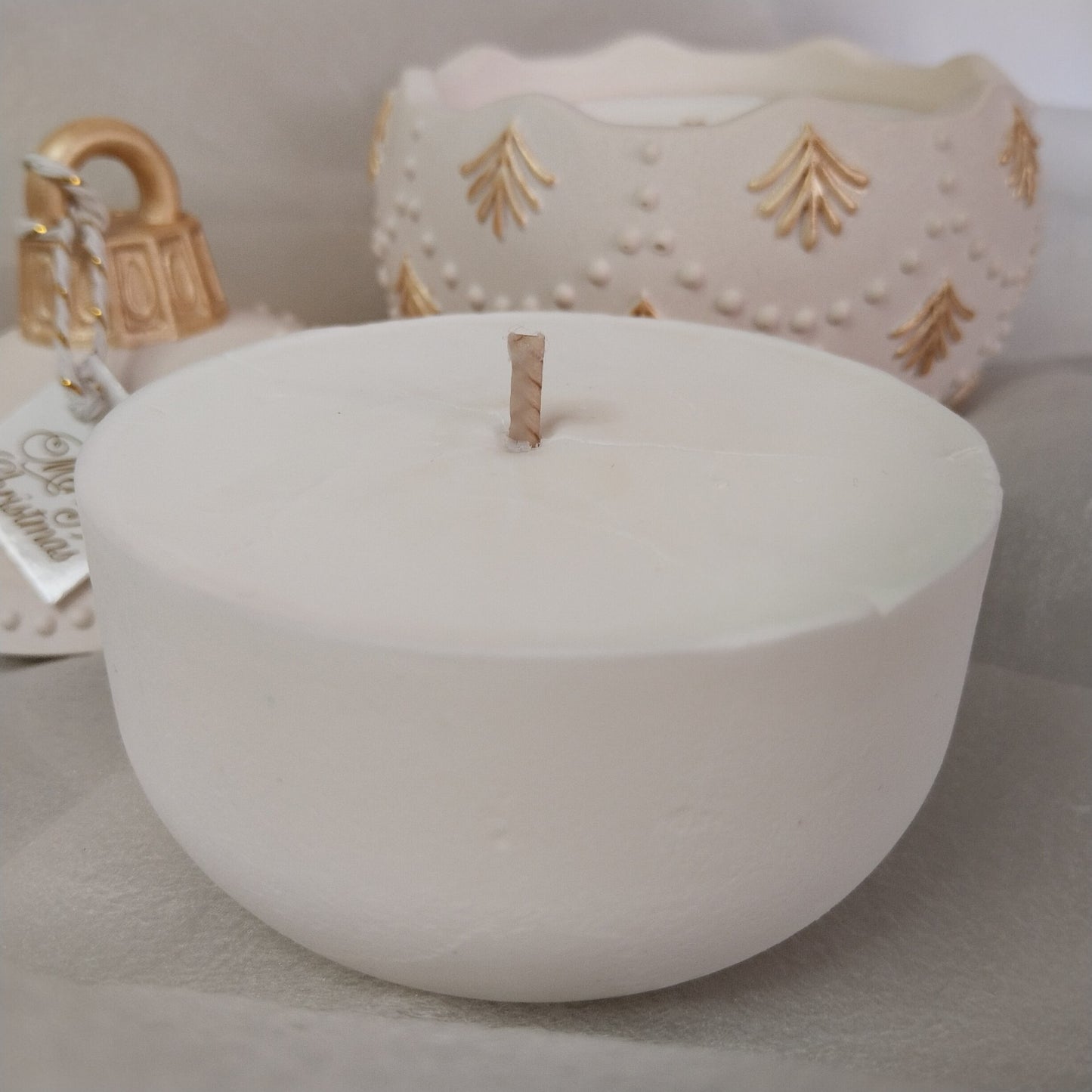 Vela de recarga para bola de navidad. Colección navidad Nelthara. Hecha artesanalmente con cera de soja natural, aromas galleta de jengibre o aroma bosque navideño.