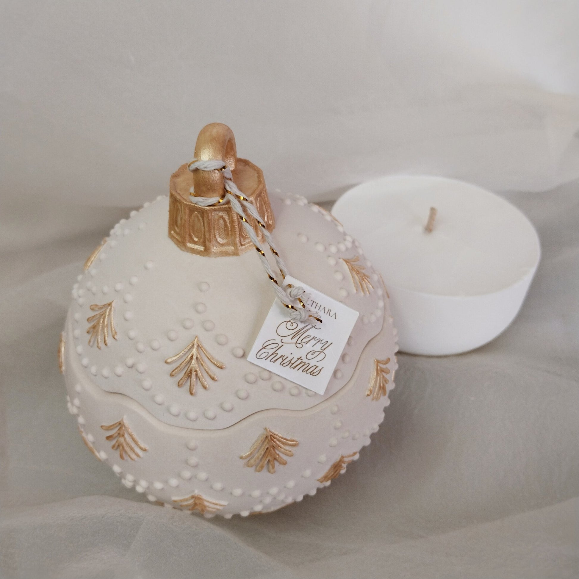 Bola de Navidad artesanal, creada con resina ecológica y pintada a mano con delicados detalles dorados, aroma galleta jengibre y recarga de vela.