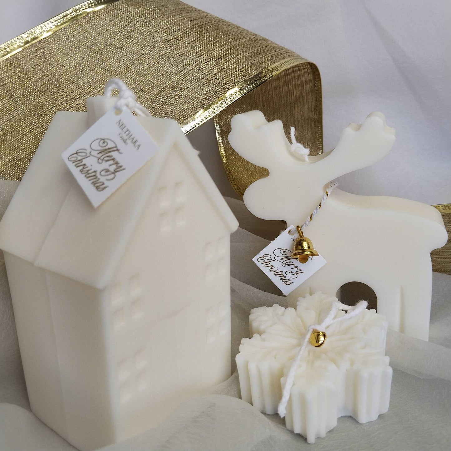 Pack de 3 velas, cas, reno y copo navideño, ideal regalos originales para Navidad. decora cualquier rincón en pura magia navideña. Aroma a bosque nevado y menta, hecho con cera de soja natural. Fabricado a mano.