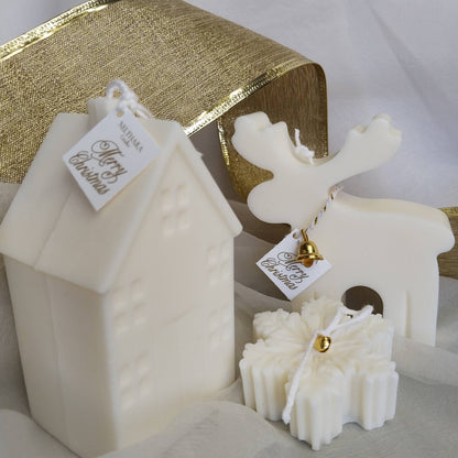 Pack de 3 velas, cas, reno y copo navideño, ideal regalos originales para Navidad. decora cualquier rincón en pura magia navideña. Aroma a bosque nevado y menta, hecho con cera de soja natural. Fabricado a mano.