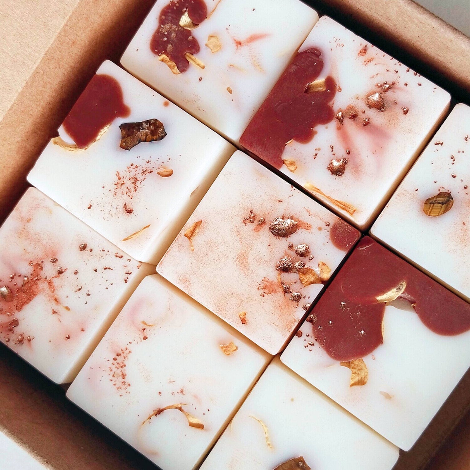 Cera aromática en forma de bombones, elaborados artesanalmente con cera de soja natural, colorantes orgánicos y esencia de palo santo. Aroma para energías positivas en el hogar.