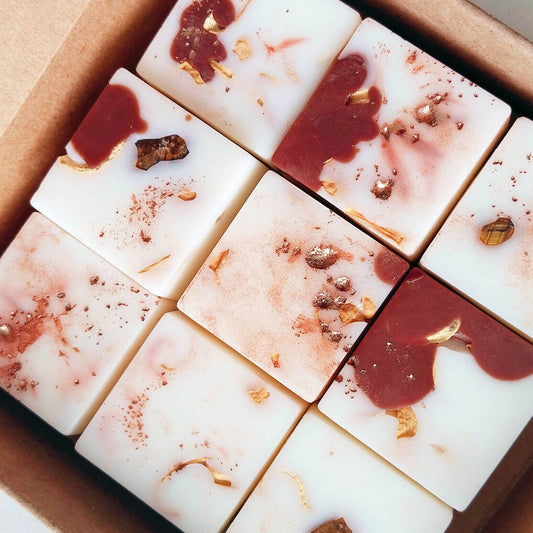 Cera aromática en forma de bombones, elaborados artesanalmente con cera de soja natural, colorantes orgánicos y esencia de palo santo. Aroma para energías positivas en el hogar.