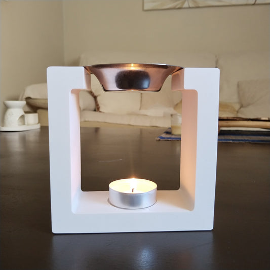 Quemador artesanal, hecho a mano con resina jesmonite a base de agua, sin tóxicos. Color blanco, diseño elegante y minimalista.