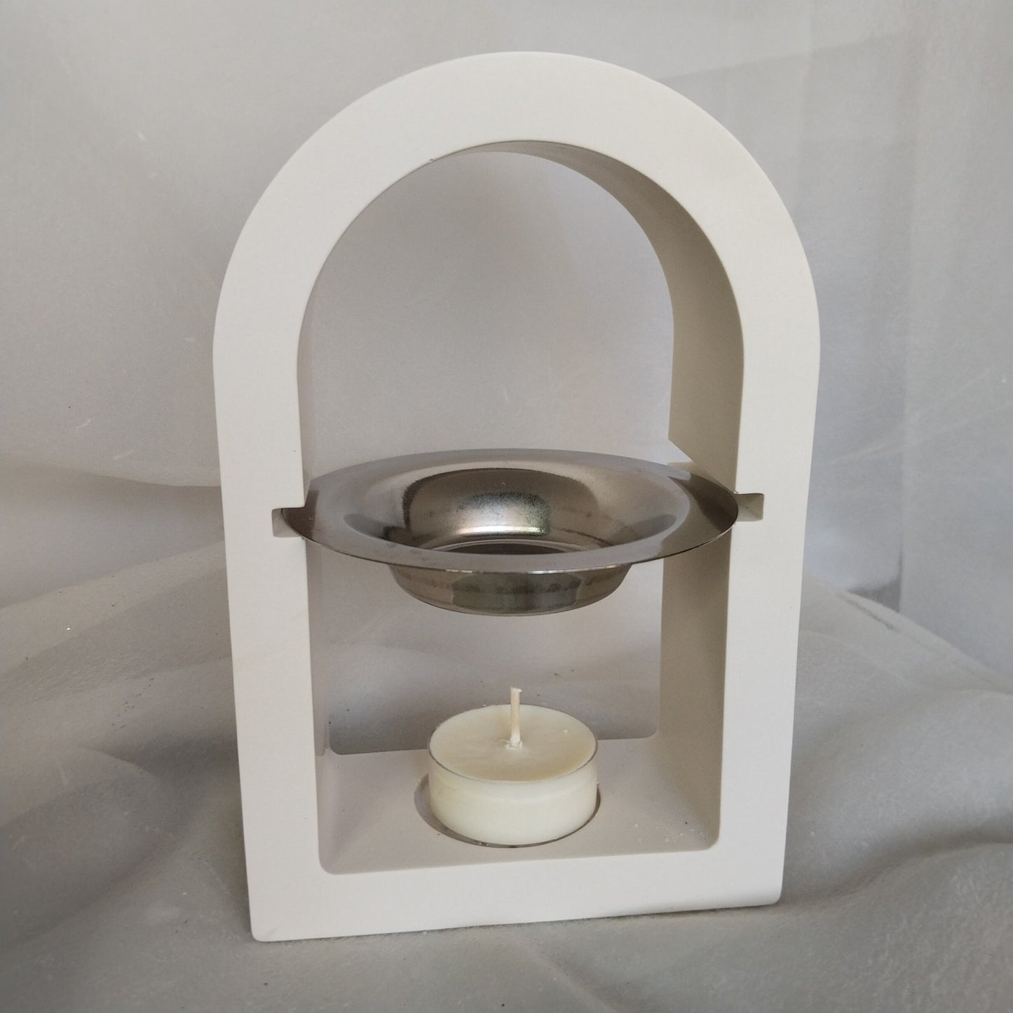 Nuevo modelo quemador Aura hecho a mano con resina ecológica, con forma redondeada en la parte superior, color blanco con platillo de acero, ideal para aromatizar tu hogar  con ceras aromáticas. ideal reglaos especiales.