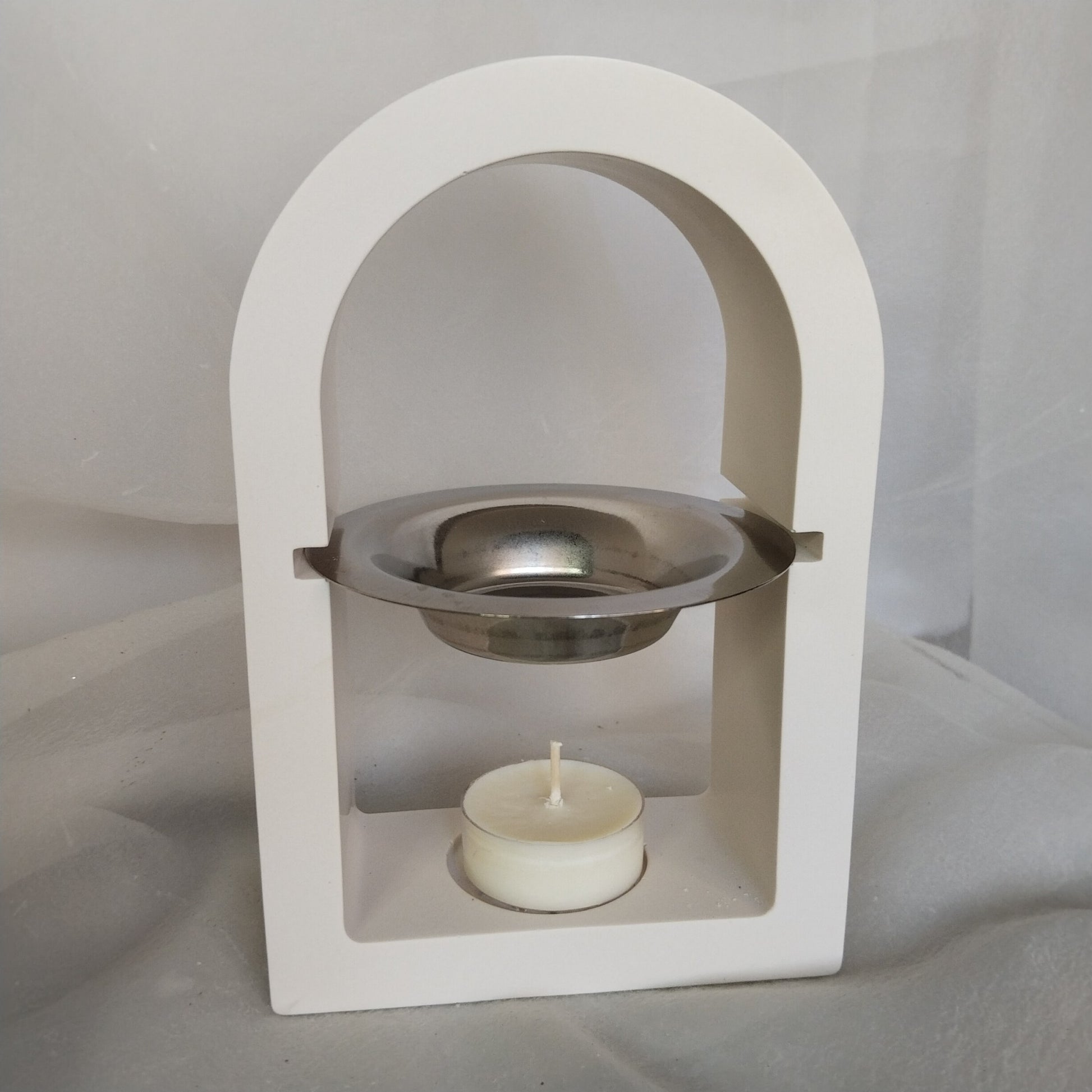 Nuevo modelo quemador Aura hecho a mano con resina ecológica, con forma redondeada en la parte superior, color blanco con platillo de acero, ideal para aromatizar tu hogar  con ceras aromáticas. ideal reglaos especiales.