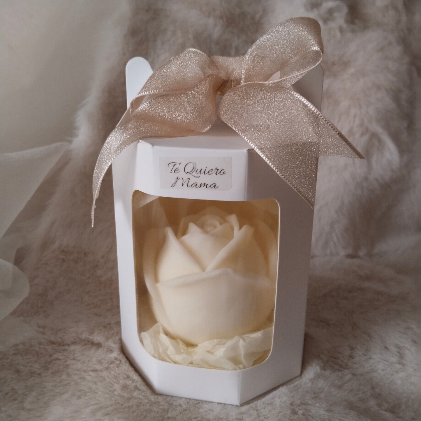 Rosa en vela blanca para el Día de la Madre en caja regalo con lazo