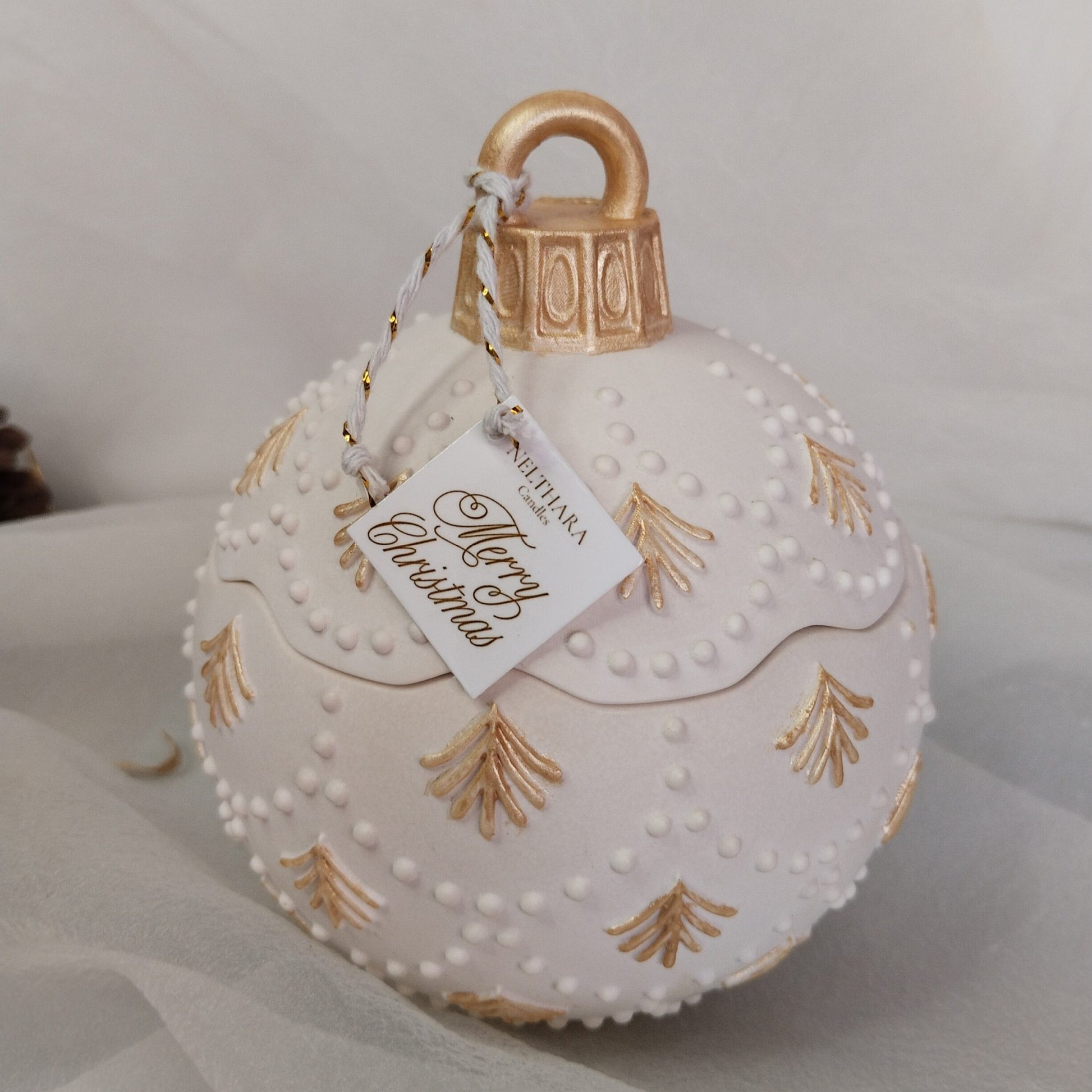 Preciosa bola de Navidad hecha con resina ecológica, hecha a mano y pintada con detalles dorados. Vela con aroma a galleta de jengibre y cera de soja y colza 100% vegetal. Vela elegante de Navidad. Ideal para regalar y decorar tu hogar con elegancia estos festivos. Vela con reposicíon.