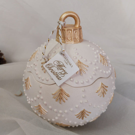 Preciosa bola de Navidad hecha con resina ecológica, hecha a mano y pintada con detalles dorados. Vela con aroma a galleta de jengibre y cera de soja y colza 100% vegetal. Vela elegante de Navidad. Ideal para regalar y decorar tu hogar con elegancia estos festivos. Vela con reposicíon.