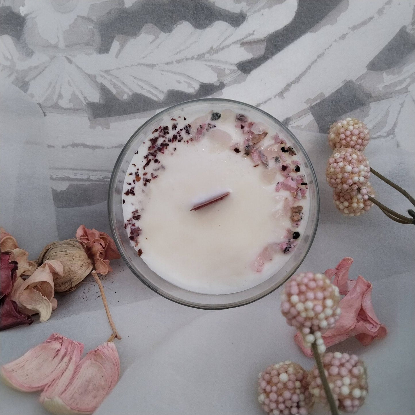 Ritual de dulzura y calma mental con nuestra vela de soja natural. Aroma envolvente de fresa, dulce de leche y vainilla, adornada con rodonita y cuarzo rosa.