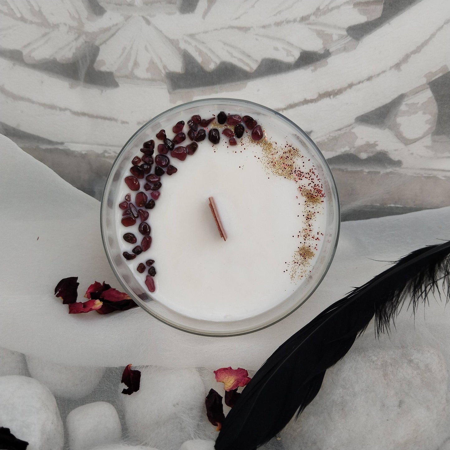 Vela aromática Seduction con cera de soja natural, fragancia sensual y floral con minerales de granate evocando la pasión. Cruelty-free, vegana y artesana.