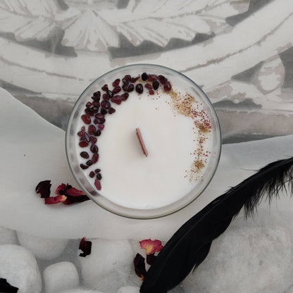 Vela aromática Seduction con cera de soja natural, fragancia sensual y floral con minerales de granate evocando la pasión. Cruelty-free, vegana y artesana.