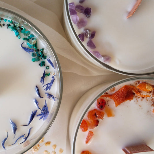 Pack de tres velas aromáticas con minerales, hechas a mano con cera de soja natural, libre de tóxicos. Ideal para momentos de bienestar y también para regalar.