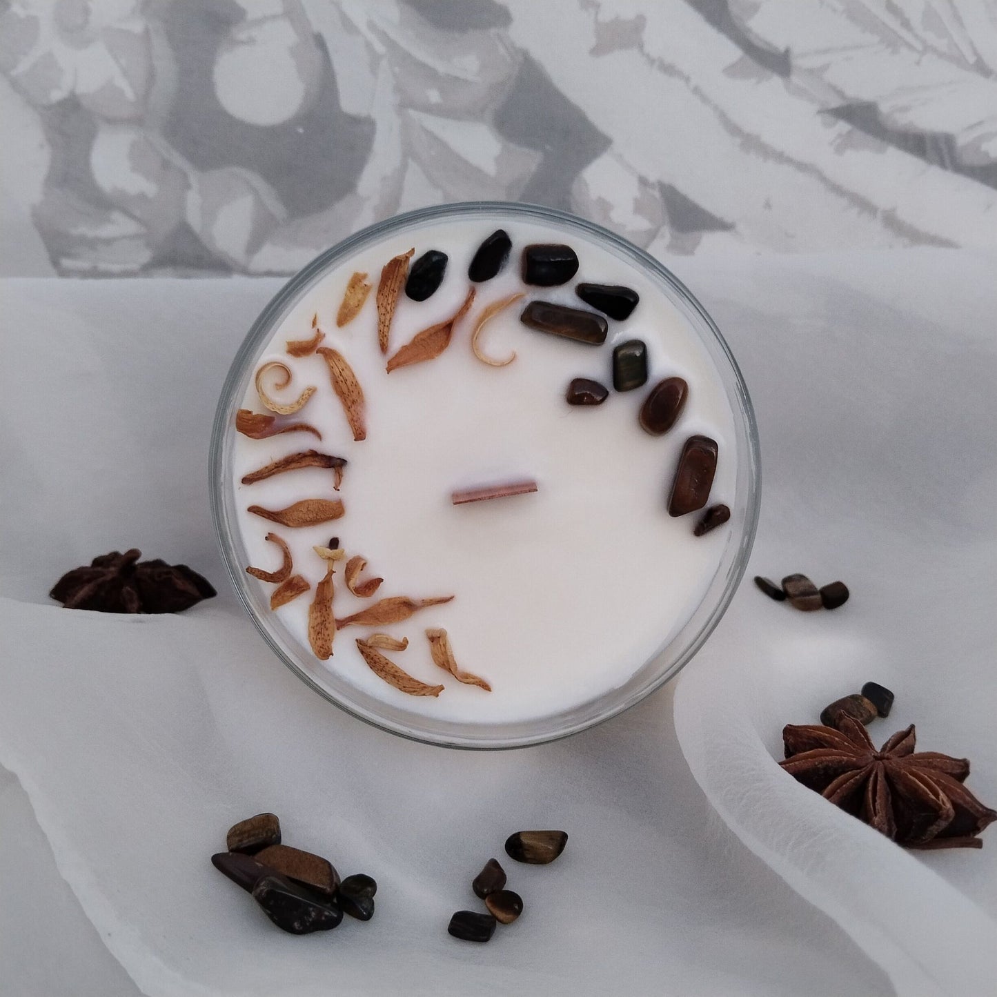 Vela aromática de soja natural y artesana, esencia de palo santo y minerales de ojo de tigre con azahar, protección y limpiar energías.