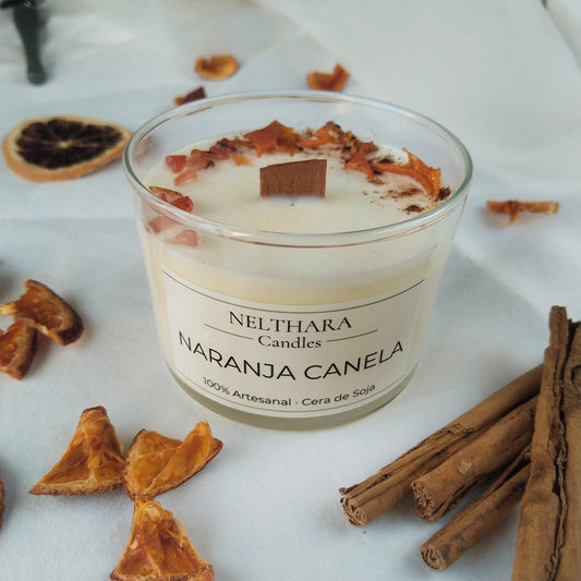Vela artesana de soja natural con esencia de naranja y canela. Decorada con mineral de cornalina, ritual de energía, optimismo y confianza en uno mismo.