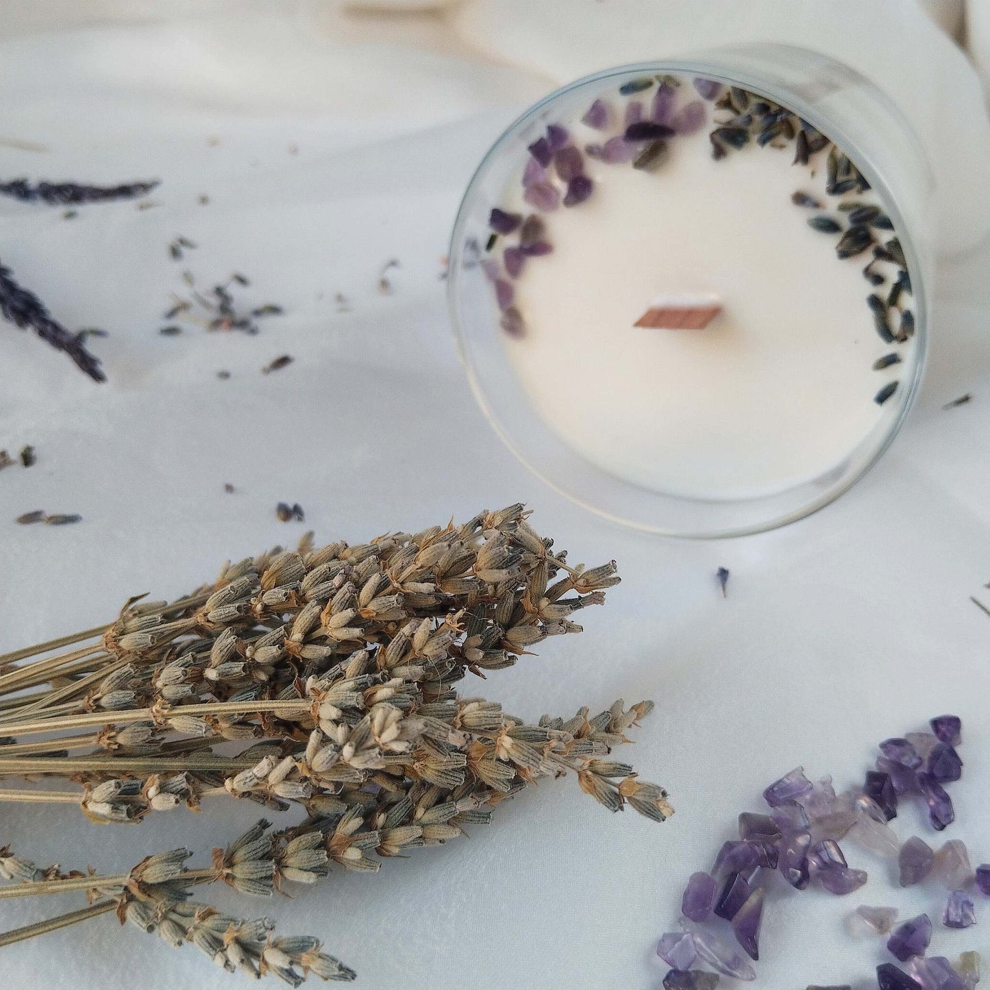 Vela de cera de soja natural con esencia de lavanda y minerales, ideal para relajación y descanso.