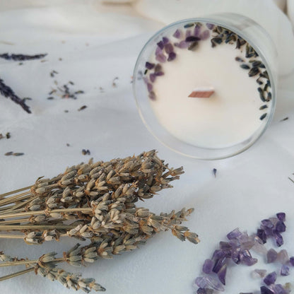 Vela de cera de soja natural con esencia de lavanda y minerales, ideal para relajación y descanso.
