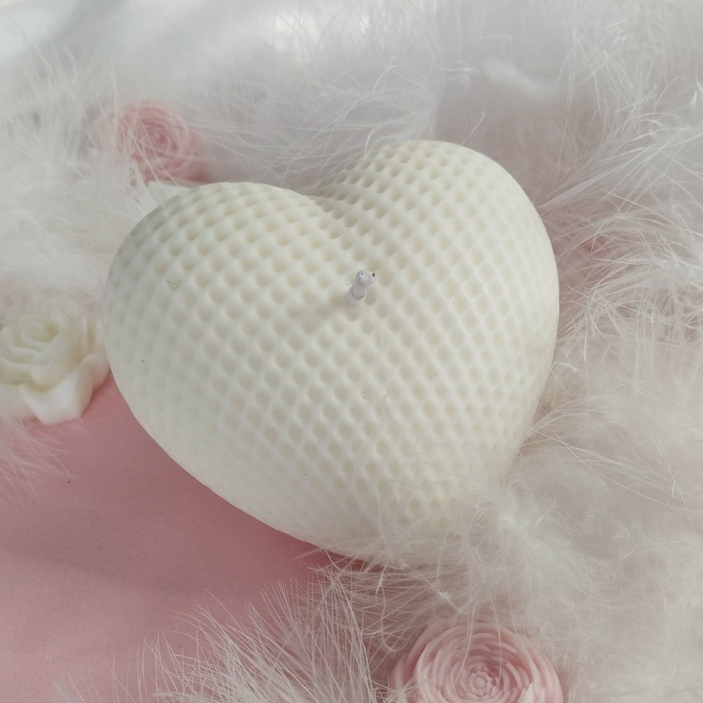 vela en forma de corazón, con aroma a rosas empolvadas y vainilla , hecha a mano con cera de soja. regalo ideal para decir te quiero.