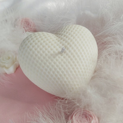 vela en forma de corazón, con aroma a rosas empolvadas y vainilla , hecha a mano con cera de soja. regalo ideal para decir te quiero.