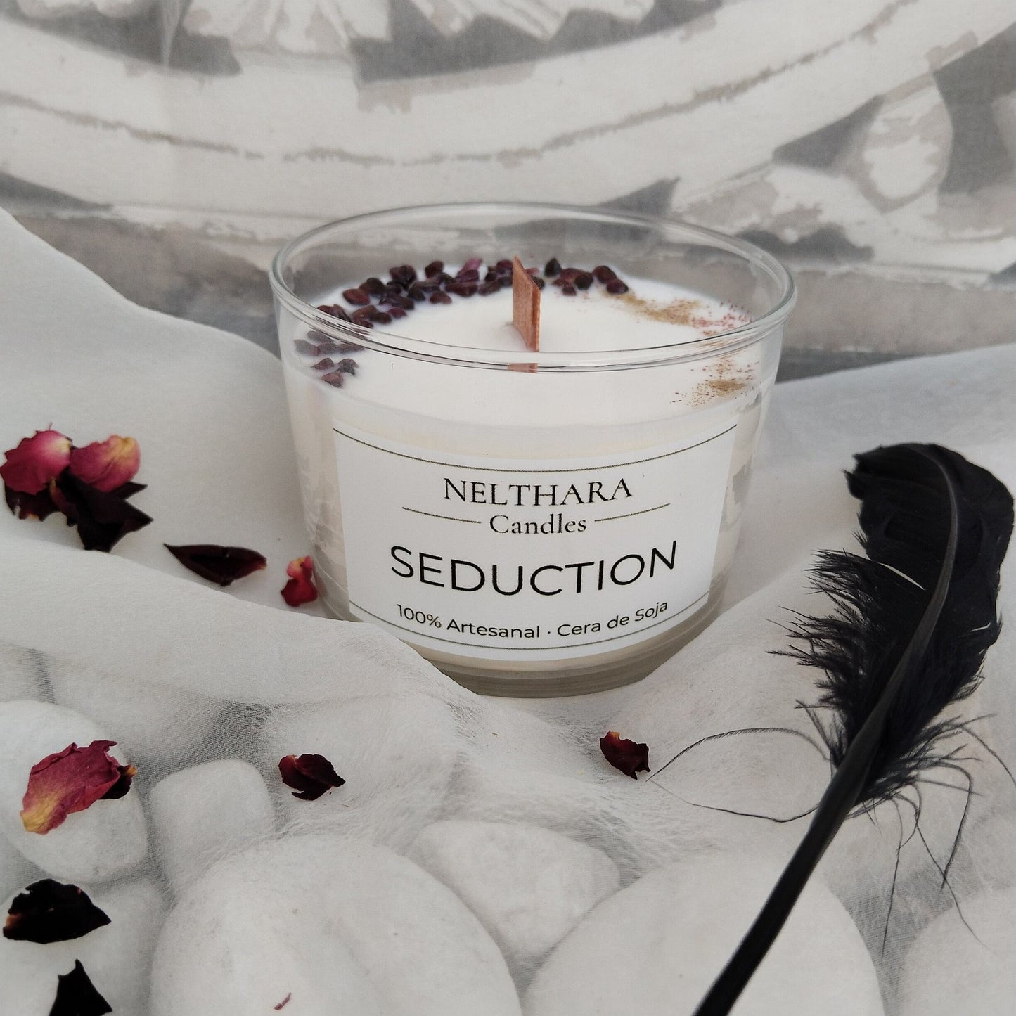 Vela Seduction de cera de soja natural con aroma sofisticado y sensual, decorada con granate y purpurina biodegradable. Aroma envolvente, libre de tóxicos.