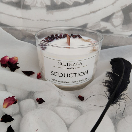 Vela Seduction de cera de soja natural con aroma sofisticado y sensual, decorada con granate y purpurina biodegradable. Aroma envolvente, libre de tóxicos.