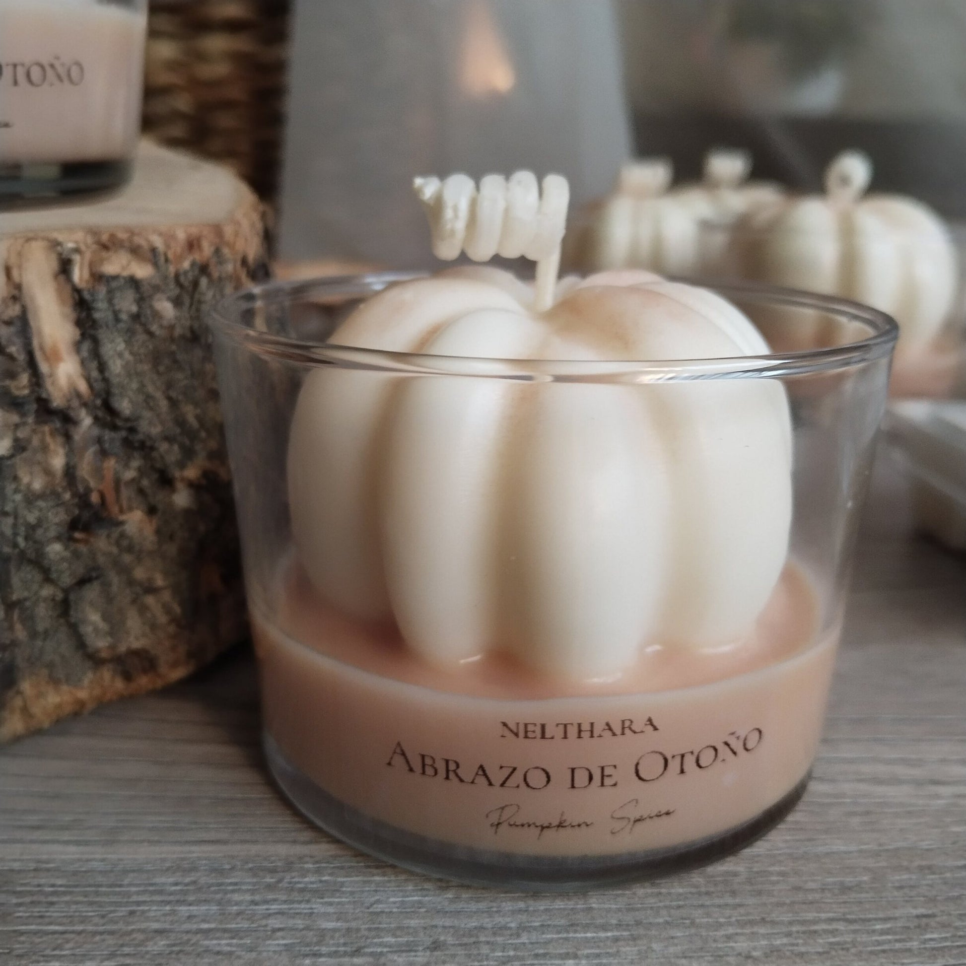 Vela de soja artesanal aroma Pumpkin Spice sobre fondo otoñal